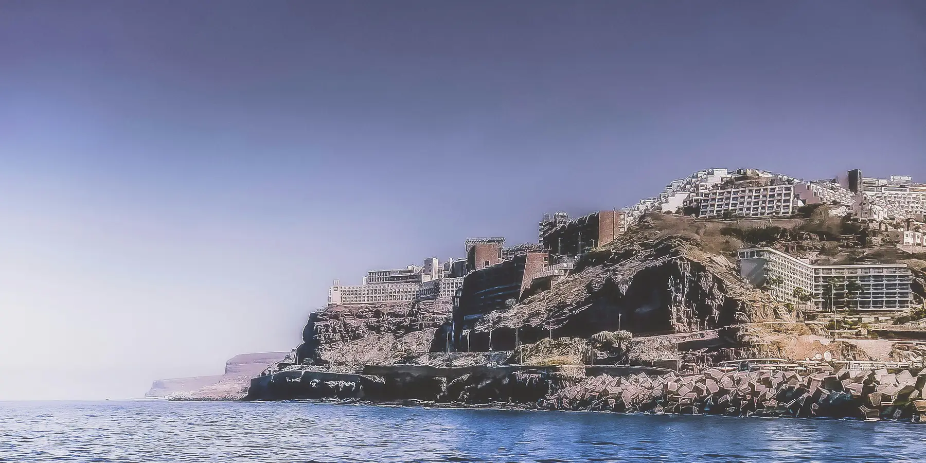 Kystby på Gran Canaria i skumringen — kontakt Concanaria for hjelp på norsk
