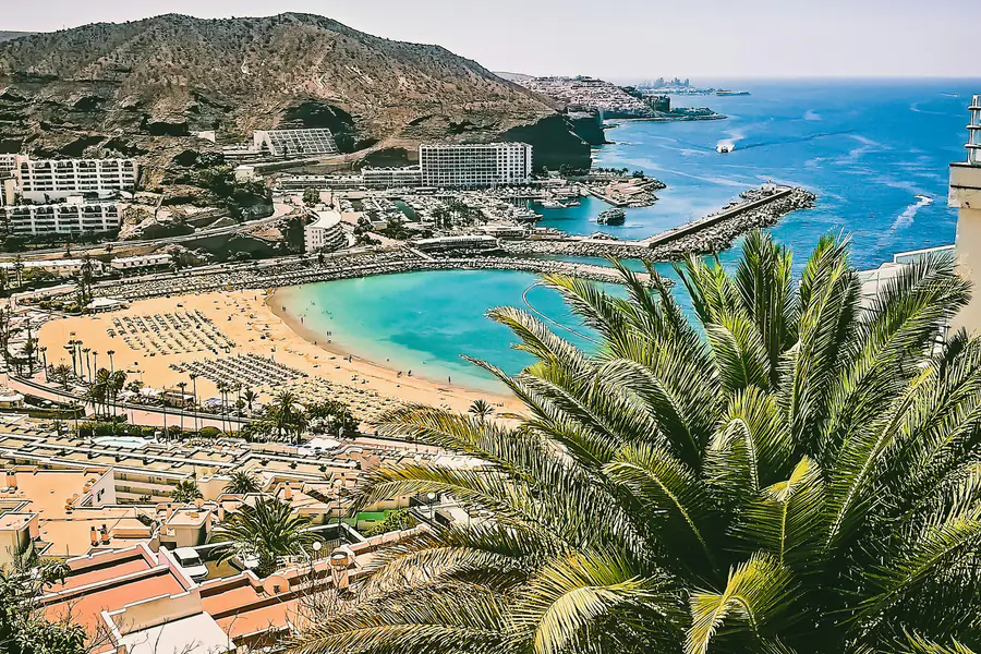 Kystlinje med strand og palmer på Gran Canaria
