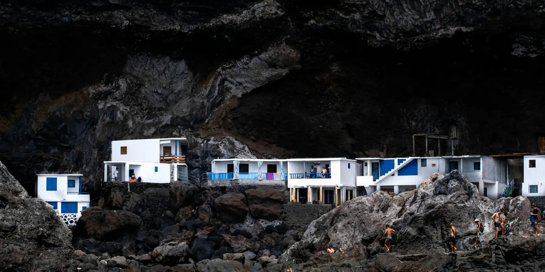 Hvite hus ved sjøen på Gran Canaria — oppdrag utført av Concanaria